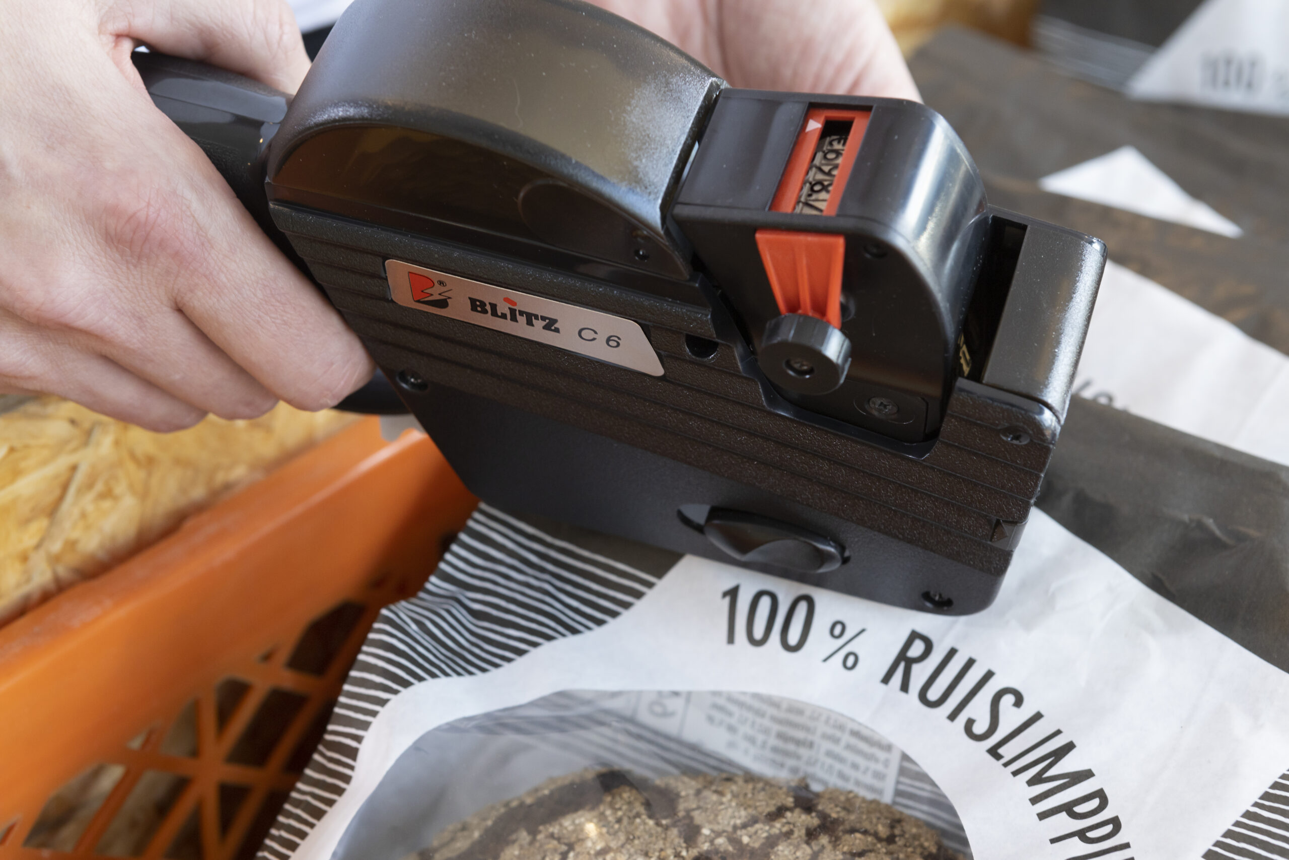 Blitz C6 – 1 rivinen hinnoittelukone (26×12 mm, 6 merkkiä)